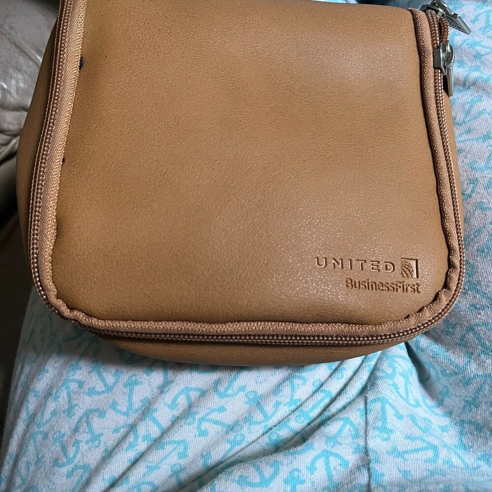 United Airlines BusinessFirst Brown Leather Amenity Case Pouch Toiletry Bag